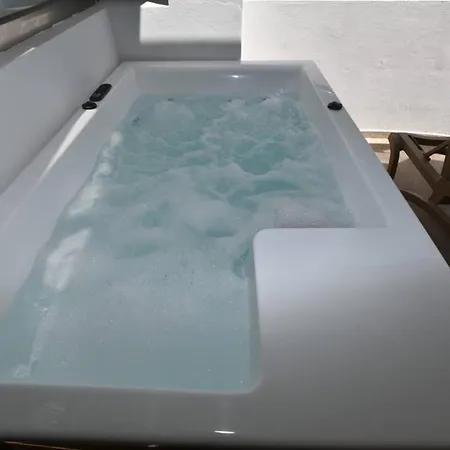 A Comfy With Hot Tub Appartement Dhrapaniás